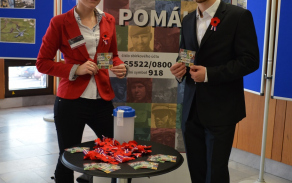 Organizátor konference nrtm. Bc. Jiří Néma s rtm. Lenkou Čechovou, studentkou farmacie na Fakultě vojenského zdravotnictví.