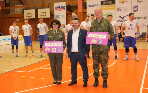 Volejbalové dresy byly vydraženy celkem za 30 tisíc korun. Autor: plk. Magda Dvořáková, OdKV KaGŠ AČR